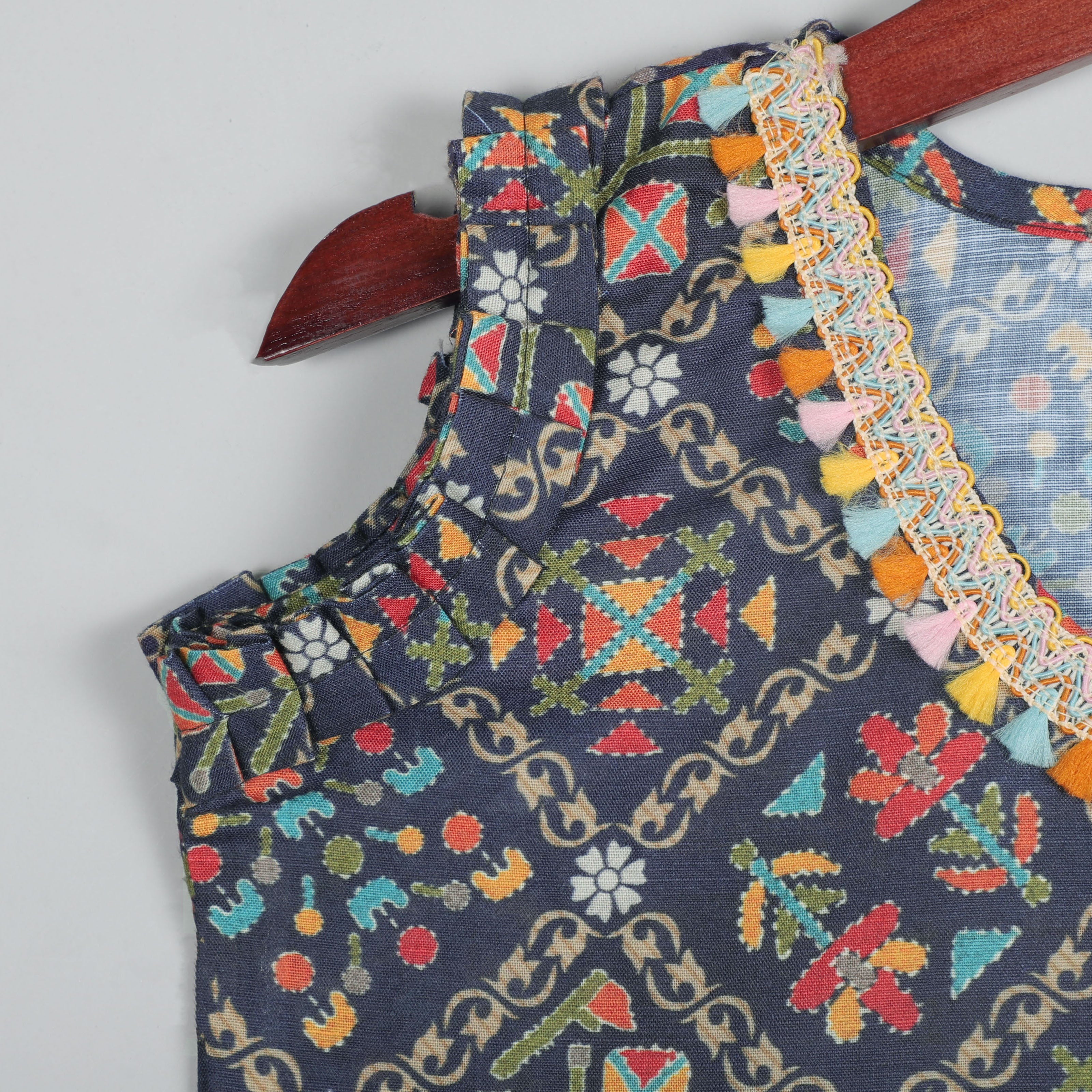 Lace Border V Neck With Fringed Sleeveless Top And Pant Set